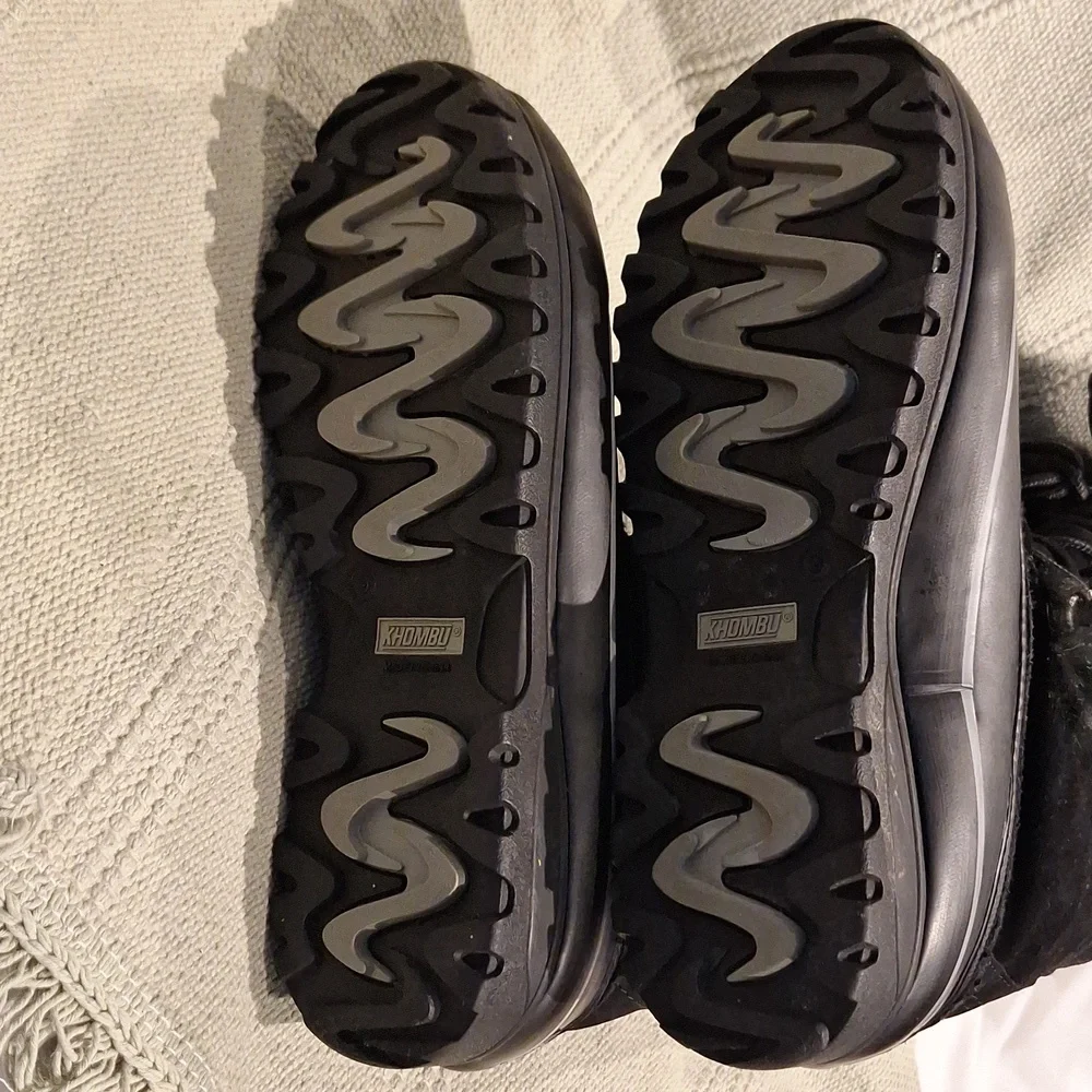 Khombu Artic Black suede and manmade winter weather boots size 9